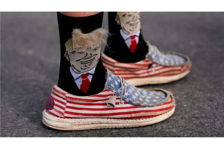 Wahlkampf in den USA: Eine Person trägt Donald-Trump-Socken vor einer Wahlkampfveranstaltung.