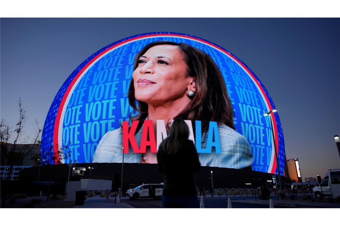 Wahlkampf-Werbung für Kamala Harris wird auf der Sphere in Las Vegas angezeigt.