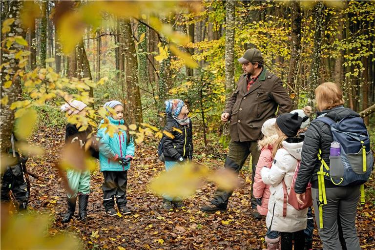 Waldbesitzer Markus Laiblin stellt sich den Fragen der Schulkinder. Foto: Alexander Becher