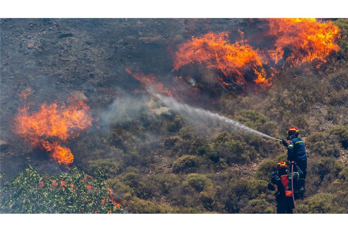 Waldbrände in Griechenland: Feuerwehrleute kämpfen in der Nähe von Athen gegen die Flammen.