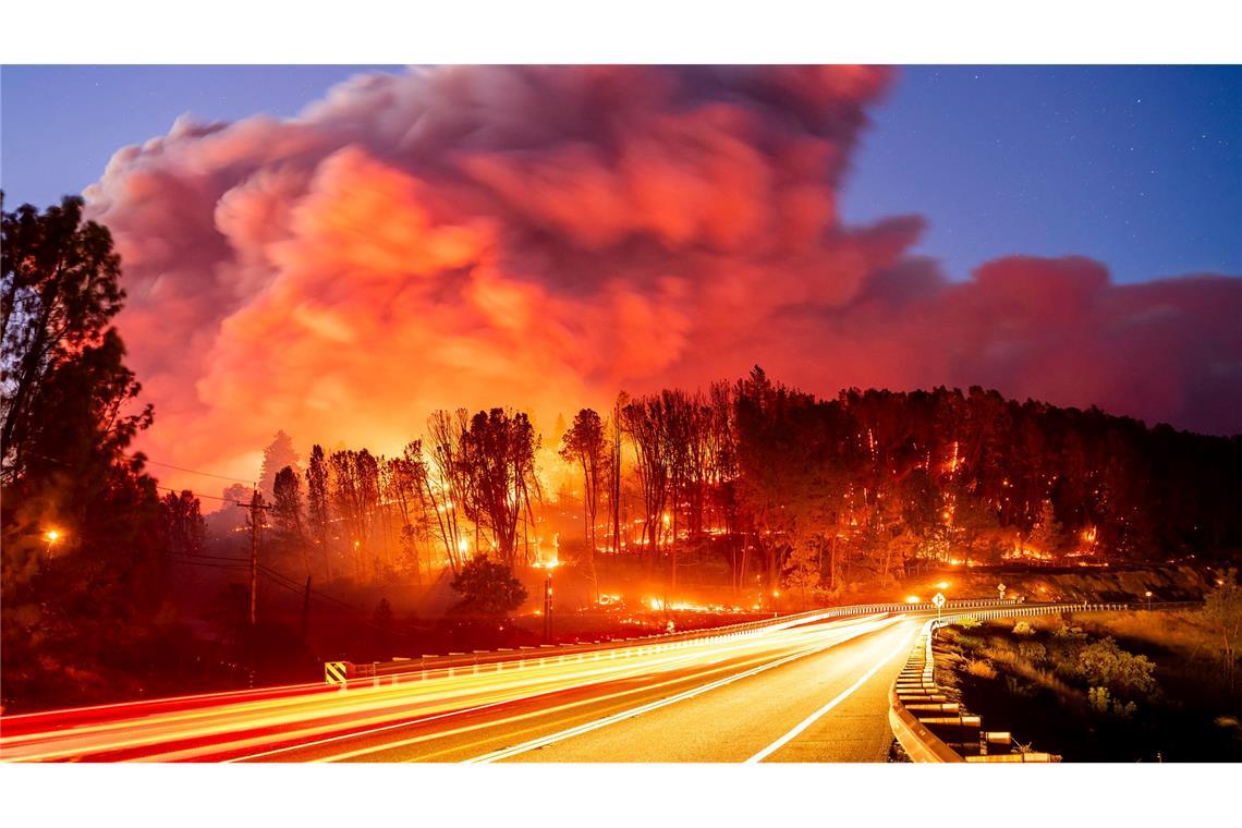 Waldbrände in Kalifornien -  das Feuer brennt entlang des Highway 32 (Langzeitaufnahme).