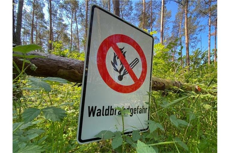 „Waldbrandgefahr“ steht auf einem Schild. Foto: Julian Stratenschulte/dpa/Symbolbild