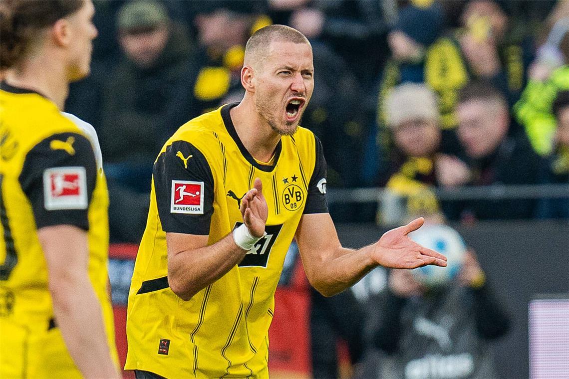 Waldemar Anton hängt mit dem BVB im Tabellenmittelfeld der Bundesliga fest.