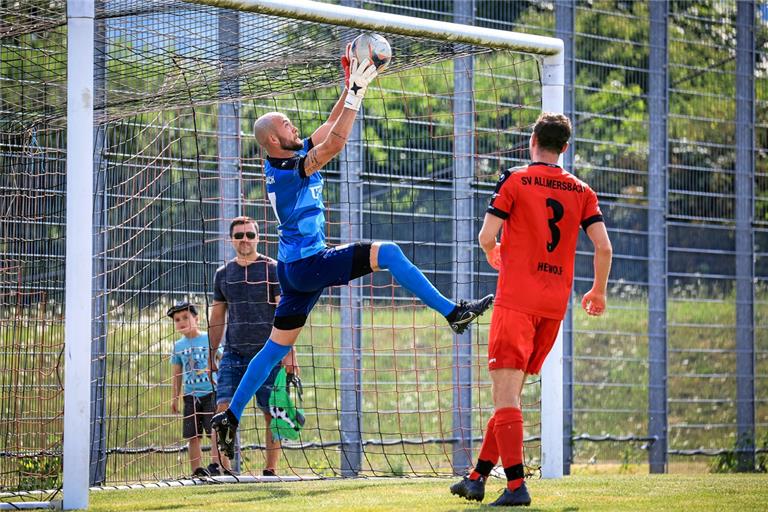 War der Ball hinter der Linie oder nicht? SVA-Keeper Dario Nieswandt stand nicht nur in dieser Situation im Blickpunkt. Foto: Alexander Becher