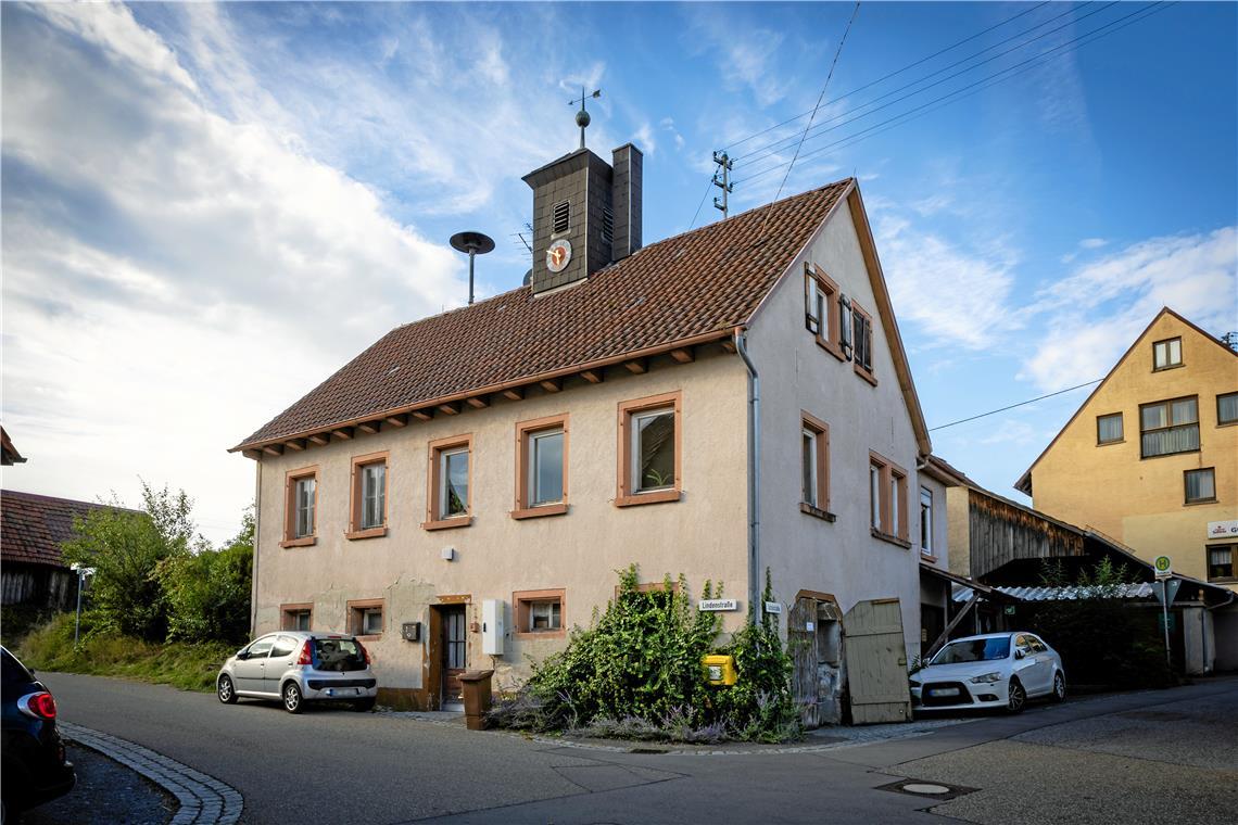 War einst ein schönes Gebäude und soll wieder ein Schmuckstück werden: das alte Schulhaus in Vorderbüchelberg. Foto: Alexander Becher