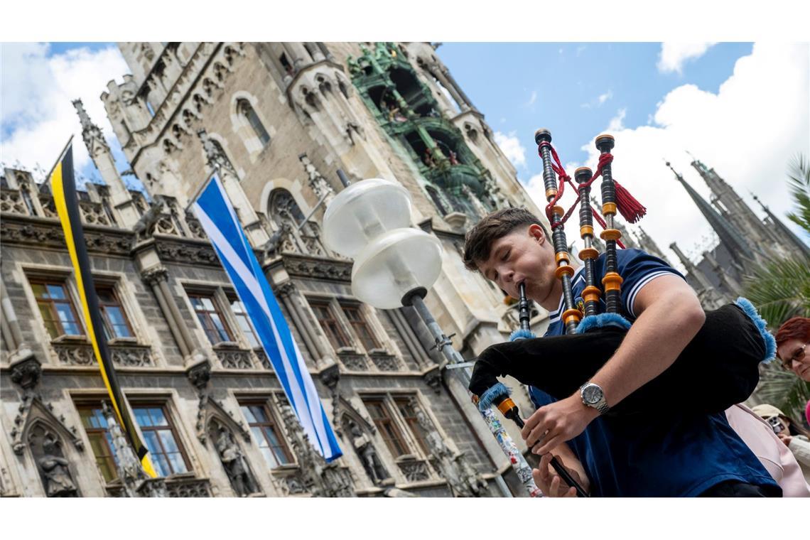 Warmmachen der Fußball-Anhänger: Ein schottischer Fan spielt Dudelsack vor dem Münchner Rathaus. In zwei Tagen spielt Schottland gegen Deutschland im EM-Eröffnungsspiel.