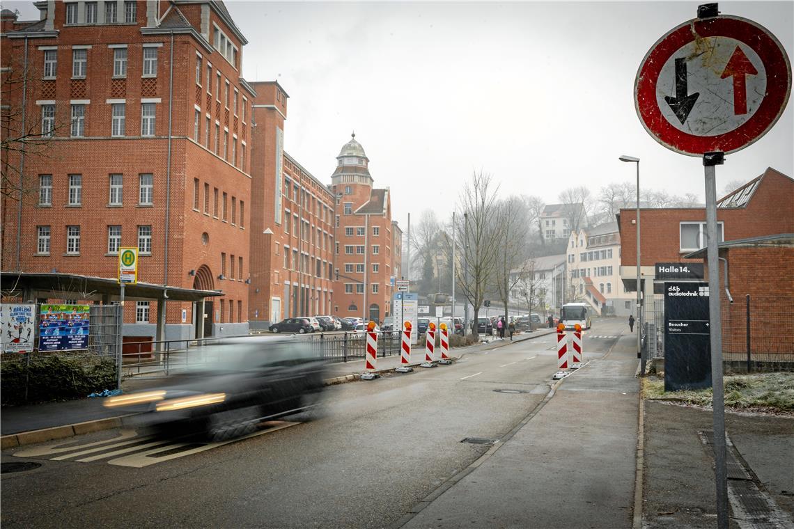 Warnbaken verengen in der Eugen-Adolff-Straße die Fahrbahn, damit immer nur ein Fahrzeug gleichzeitig die Brücke über die Weißach passieren kann. Das 90 Jahre alte Bauwerk wird diesen Sommer abgerissen und durch eine neue Brücke ersetzt. Foto: Alexander Becher