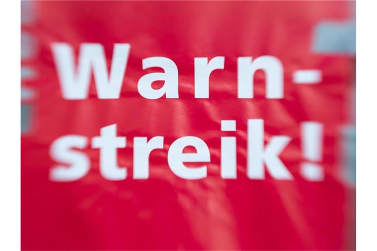 „Warnstreik!“ steht auf einem Schild. Foto: Friso Gentsch/dpa/Symbolbild