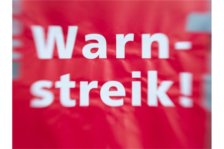 „Warnstreik!“ steht auf einem Schild. Foto: Friso Gentsch/dpa/Symbolbild