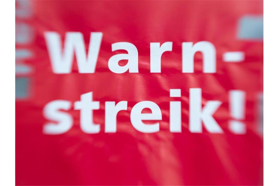 „Warnstreik!“ steht auf einem Schild. Foto: Friso Gentsch/dpa/Symbolbild