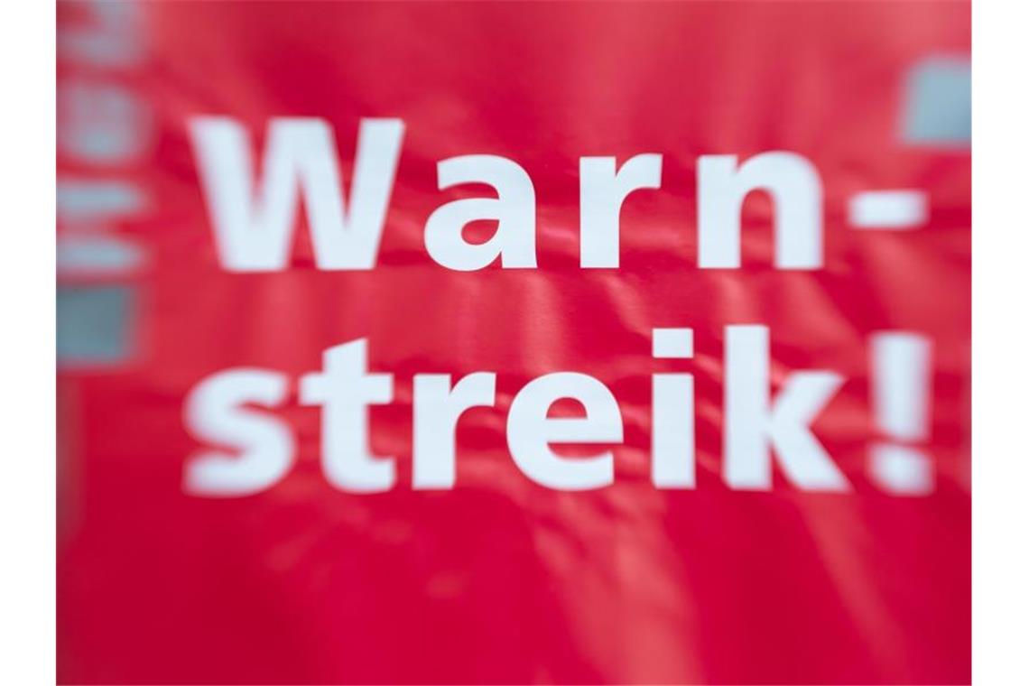 „Warnstreik!“ steht auf einem Schild. Foto: Friso Gentsch/dpa/Symbolbild