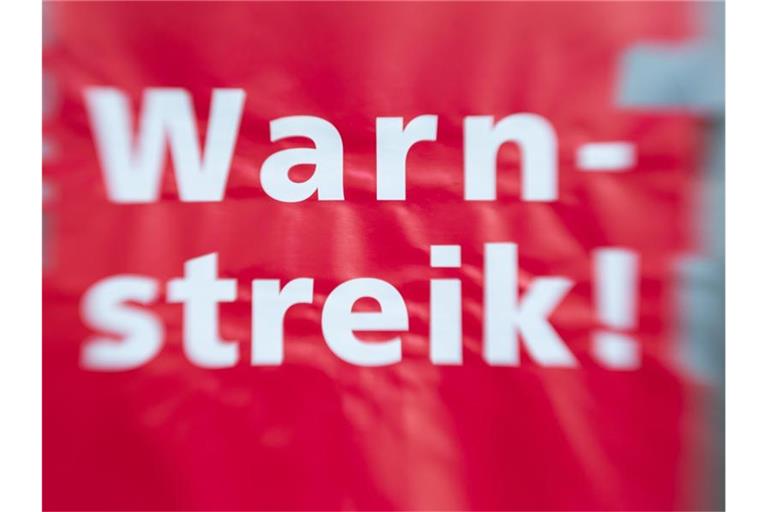 „Warnstreik!“ steht auf einem Schild. Foto: Friso Gentsch/dpa