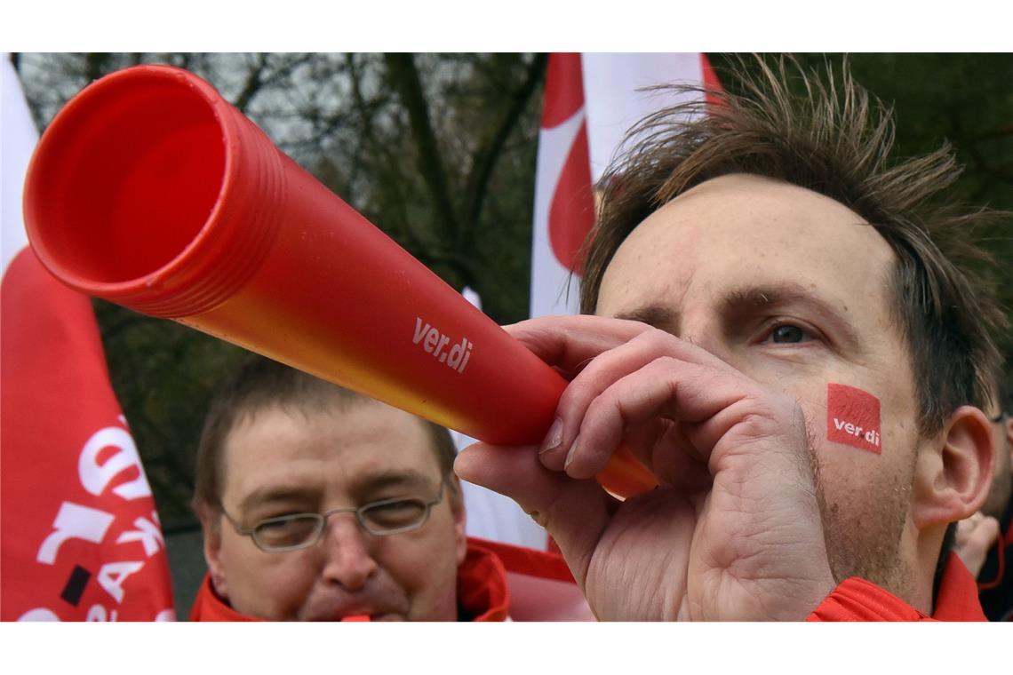 Warnstreiks bremsen zu Wochenbeginn den Nahverkehr aus. (Symbolbild)