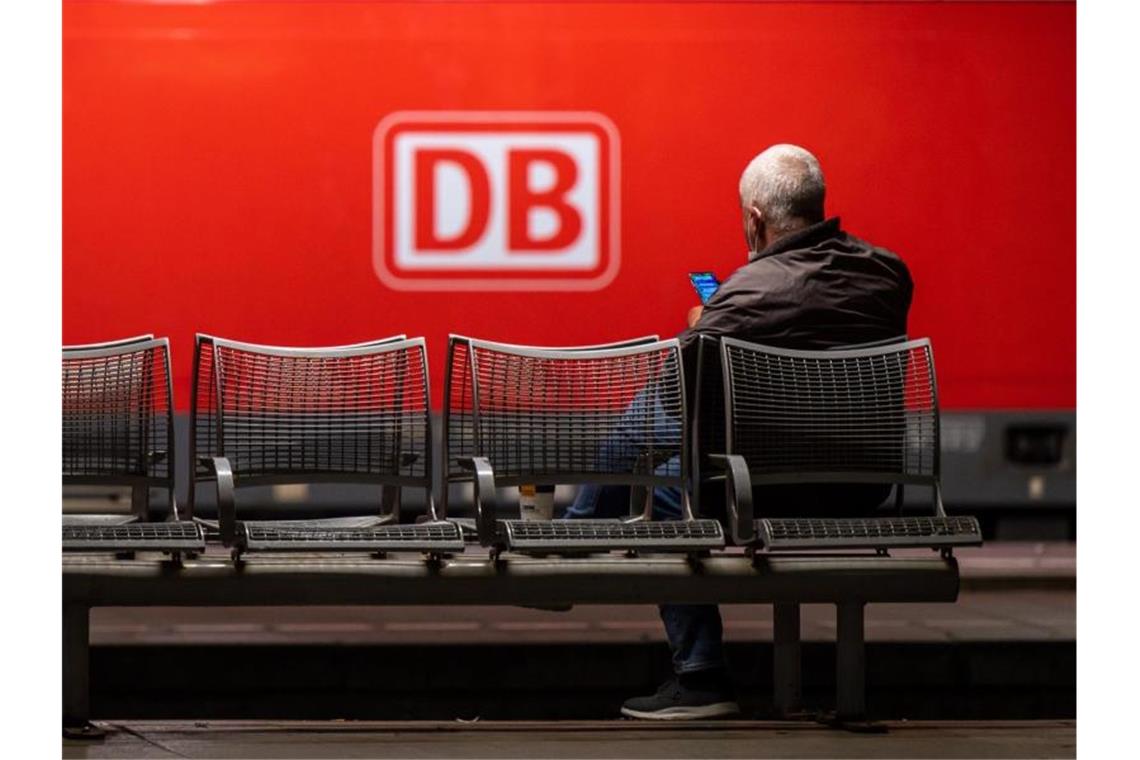 Streiks lassen Bahn-Pünktlichkeit im September einbrechen Warten auf den Zug. Foto: Peter Kneffel/dpa