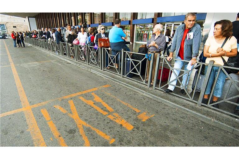 Warteschlange vor einem  Taxistand am Bahnhof Roma Termini