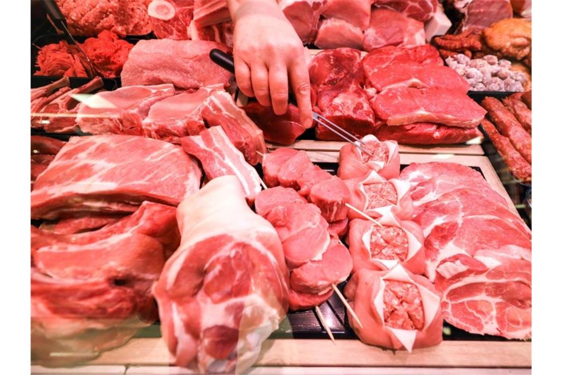 Lidl senkt Preise für Schweinefleischprodukte wieder Was darf's denn sein? Aus Kundensicht lautet die Antwort bei Schweinefleisch offenbar: vor allem nicht zu teuer. Foto: Jan Woitas/dpa-Zentralbild/dpa