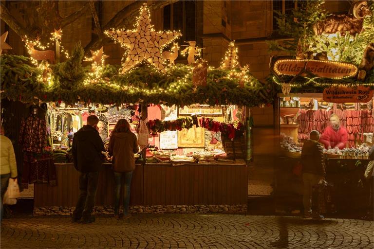 Was kann man auf dem Weihnachtsmarkt verkaufen? Hier ein Bild vom Stuttgarter Weihnachtsmarkt (2015).