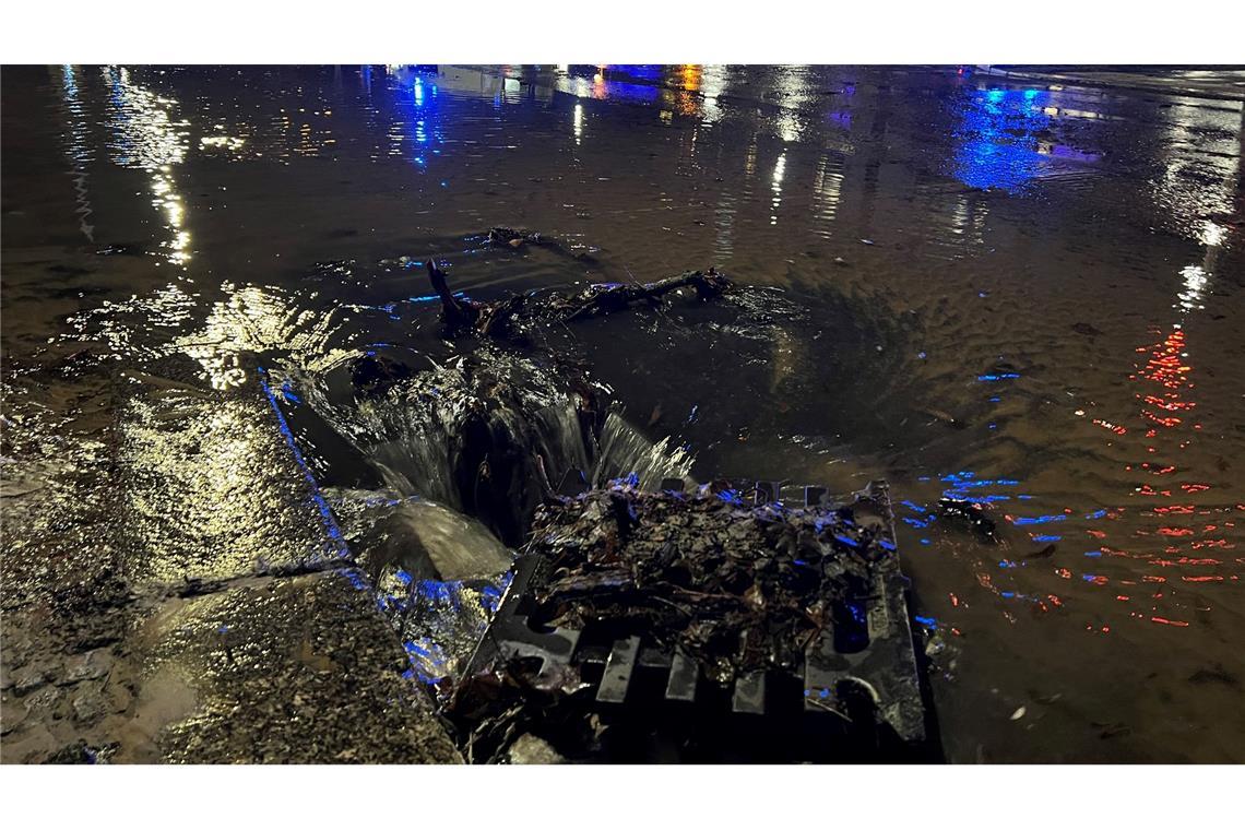 Wasser läuft über die Seestraße -  in weiten Teilen Berlins ist am Silvesterabend das Wasser ausgefallen.