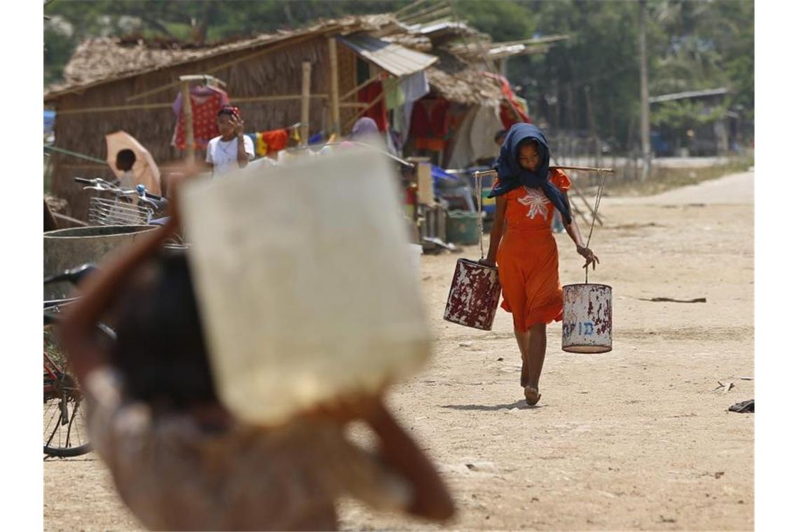 Klimatrend setzt sich fort: 2019 wohl zweitheißestes Jahr Wasser schleppen in Myanmar: Das Klimaphänomen El Niño führte in dem wasserreichen Land vor drei Jahren dazu, dass Stauseen austrockneten. Foto: Nyein Chan Naing/EPA/dpa/Archiv