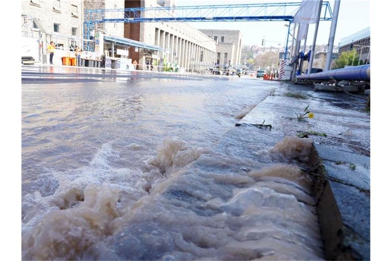 Wasser steht nach einem Rohrbruch auf der Straße am Hauptbahnhof in Stuttgart. Foto: Andreas Rosar/Fotoagentur-Stuttgart/dpa