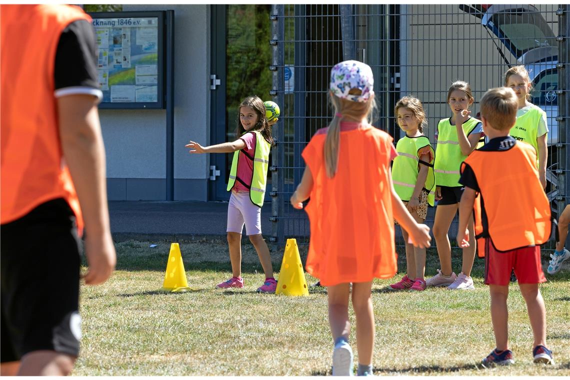 Es gibt noch Plätze bei Ferienprogrammen Wasser- und Ballspiele waren gestern bei Kindern im Grundschulalter auf dem Hagenbach angesagt. Die TSG lud zur Sommerferiensportwoche „Spiel, Sport Spaß“ ein. Foto: Alexander Becher