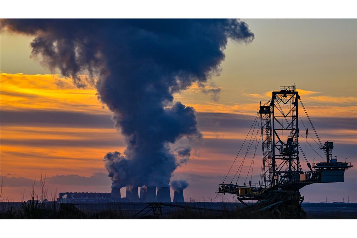 Wasserdampf steigt aus dem Braunkohlekraftwerk Jänschwalde der Lausitz Energie Bergbau AG auf: Leag-Chef Thorsten Kramer sagt, die Entschädigung sei ein essenzieller Baustein für die weitere erfolgreiche Transformation des Unternehmens zu einem "grünen Powerhouse".