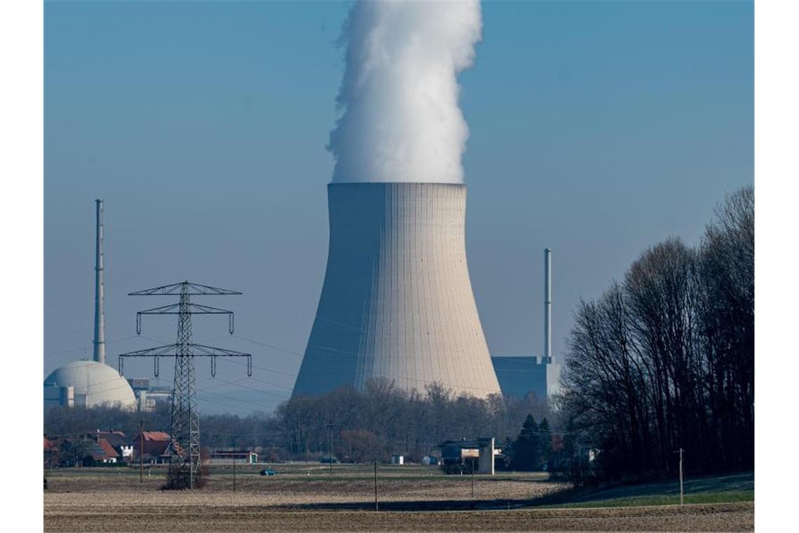 Bayern dringt auf längere Laufzeiten für Atom und Kohle Wasserdampf steigt aus dem Kühltum des Atomkraftwerks Isar 2. Das AKW im Landkreis Landshut ist das letzte in Bayern, das noch nicht endgültig vom Netz gegangen ist. Foto: Armin Weigel/dpa