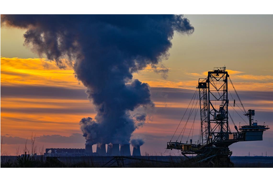 Wasserdampf steigt im Sonnenuntergang am frühen Abend aus den Kühltürmen des Braunkohlekraftwerks Jänschwalde im brandenburgischen Grießen.