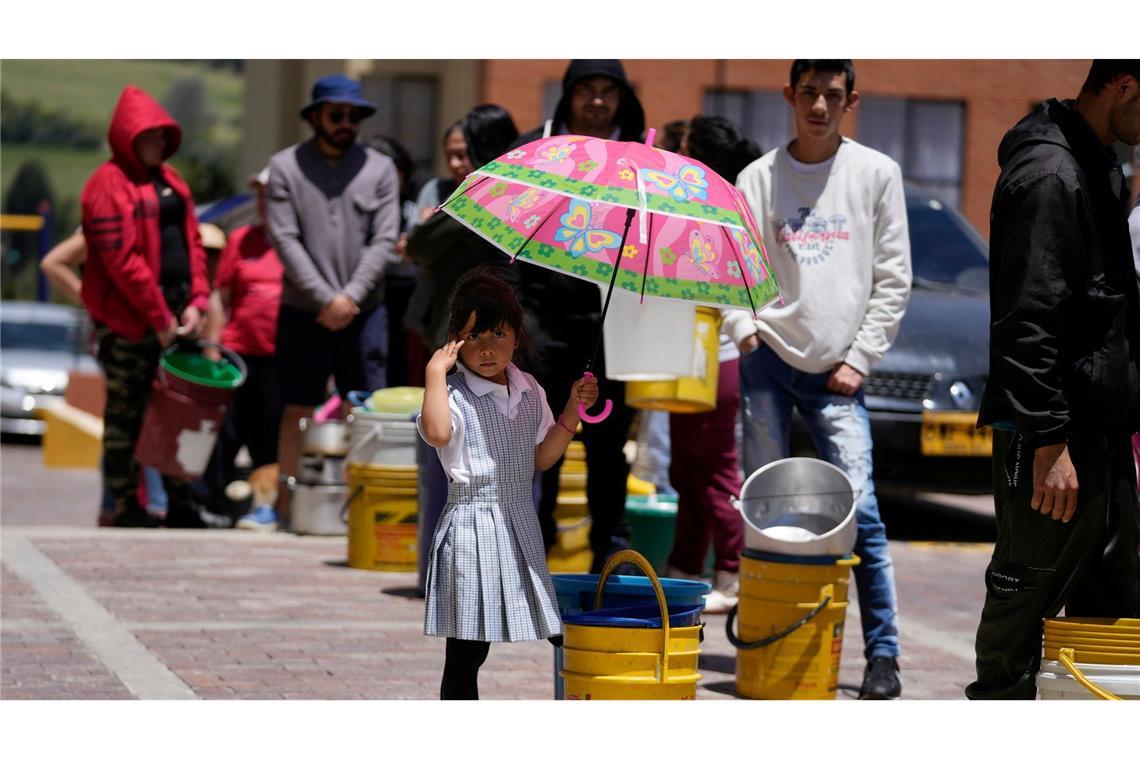Wasserrationierung: Anwohner stellen sich in La Calera am Stadtrand von Bogota in einer Schlange auf, um Wasser aus einem Lastwagen zu holen. Angesichts der Dürre, die mit dem Wetterphänomen El Niño zusammenhängt, haben mehrere Regionen Kolumbiens Maßnahmen ergriffen, um den Wasserverbrauch zu drosseln.