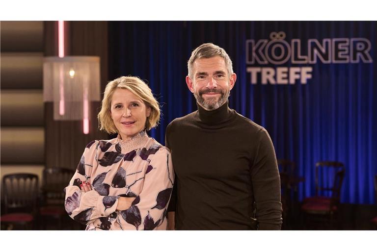 WDR Fernsehen KÖLNER TREFF, am Freitag (13.12.24) um 22:00 Uhr. Die Moderatoren Susan Link (l) und Micky Beisenherz.