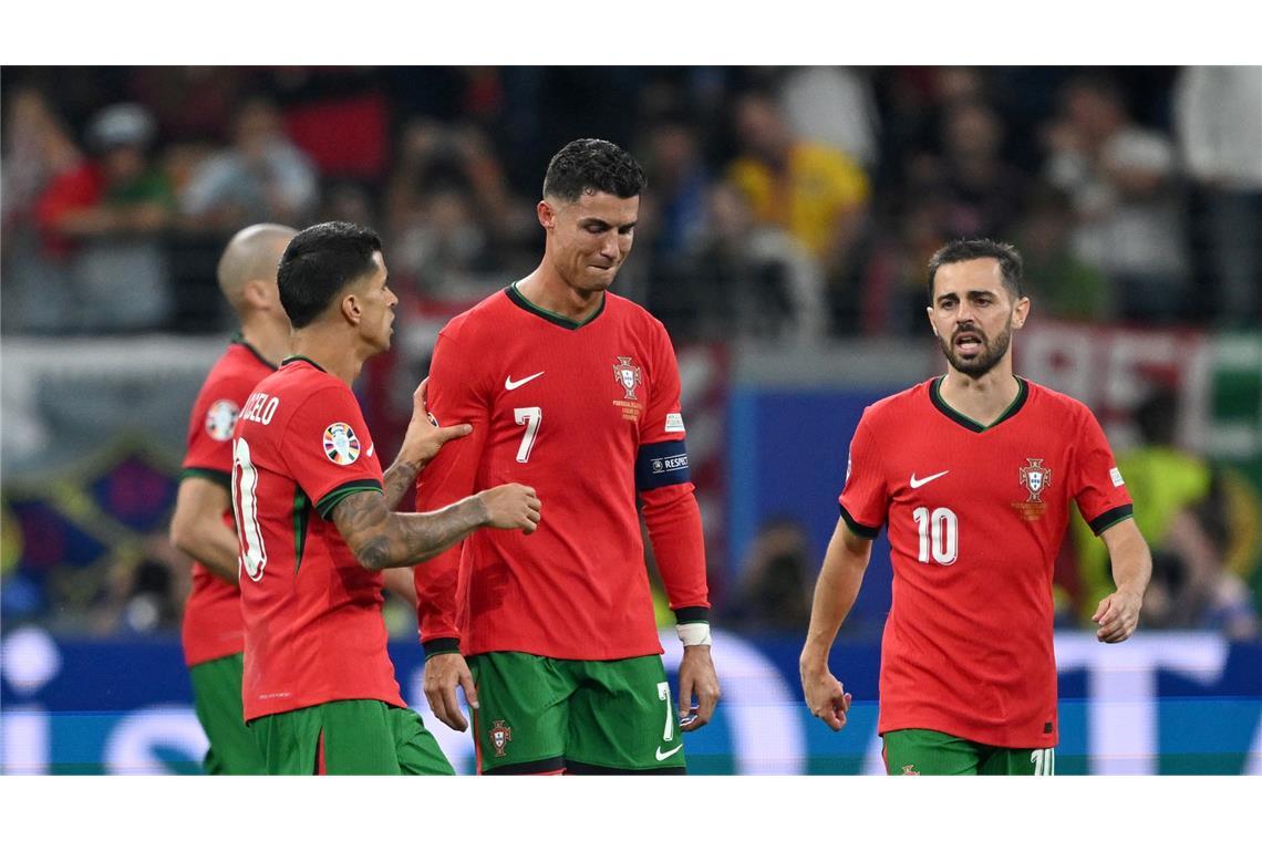 Wechselbad der Gefühle: Portugals Cristiano Ronaldo (M) weint nach seinem verschossenen Elfmeter in der Nachspielzeit. Am Ende hatte der Weltstar allerdings doch noch Grund zur Freunde, sein Team bezwang Slowenien im Elfmeterschießen und ist eine Runde weiter.