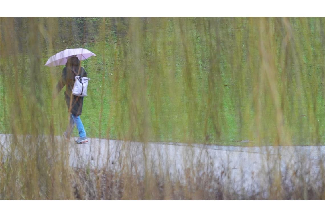 Wechselhaft wird das Wetter am Sonntag, es regnet und zeitweise kommt die Sonne heraus.