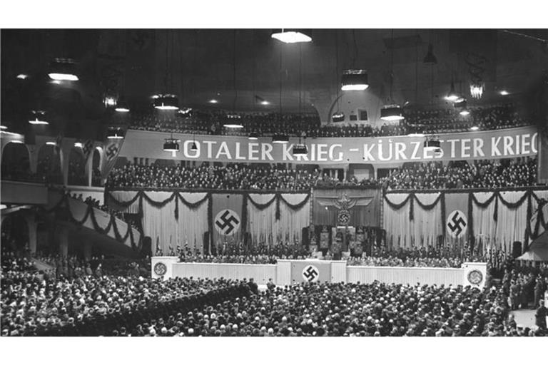 Weg in den totalen Untergang: Großkundgebung mit Hakenkreuzfahnen und dem Transparent „TOTALER KRIEG – KÜRZESTER KRIEG“ am 18. Februar 1943 im Berliner Sportpalast.