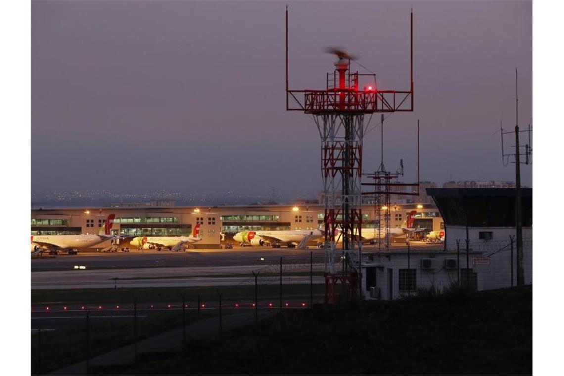 Pandemie wirft Portugals Tourismus um Jahrzehnte zurück Wegen Corona geht nichts mehr: Flugzeuge der TAP Air Portugal dürfen nicht abheben und sind auf dem internationalen Flughafen in Lissabon geparkt. Foto: Armando Franca/AP/dpa