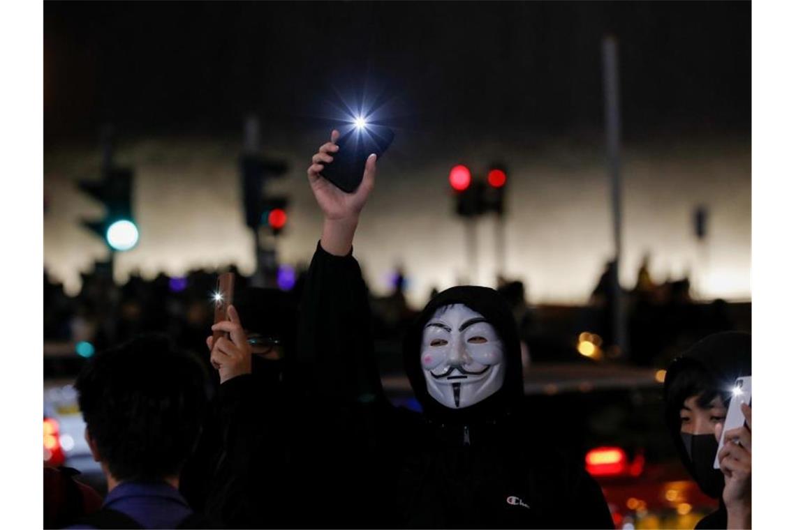2020 ist da: Ausgelassene Silvesterpartys weltweit Wegen der anhaltenden Proteste feiert Hongkong dieses Silvester ohne Feuerwerk-Spektakel. Foto: Lee Jin-Man/AP/dpa