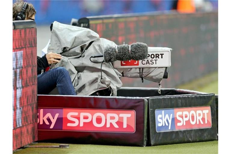 Wegen der Corona-Pandemie gestaltet sich die Live-Übertragung aus deutschen Stadien zum Problem. Foto: Jan Woitas/zb/dpa