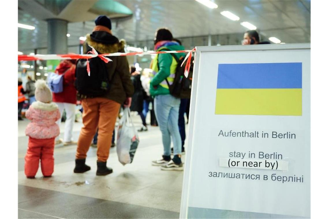 Nach Ruf aus Ländern: Flüchtlinge sollen verteilt werden Wegen der Nähe zur polnischen Grenze kommen in Deutschland viele Geflüchtete erst einmal in Berlin an. Foto: Annette Riedl/dpa
