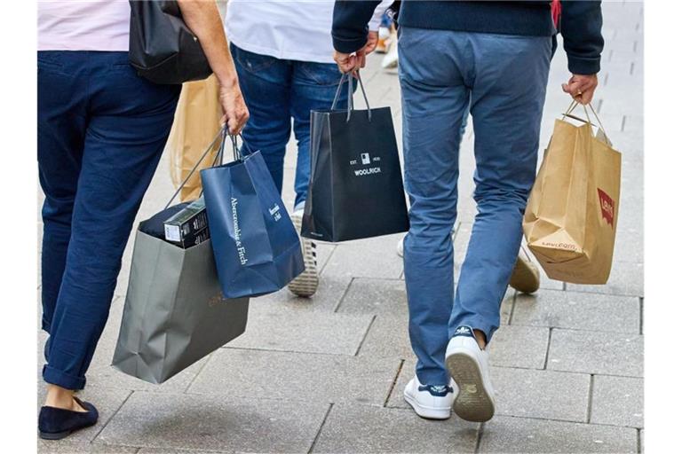 Wegen der steigenden Corona-Infektionszahlen kaufen die Menschen in Deutschland weniger ein. Foto: Georg Wendt/dpa