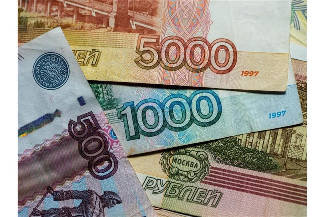 Rubel auf Rekordtief: Russische Notenbank greift ein Wegen des Einmarsches Russlands in die Ukraine ist der russische Rubel auf ein Rekordtief zum US-Dollar gefallen. Foto: Jens Büttner/dpa-Zentralbild/dpa