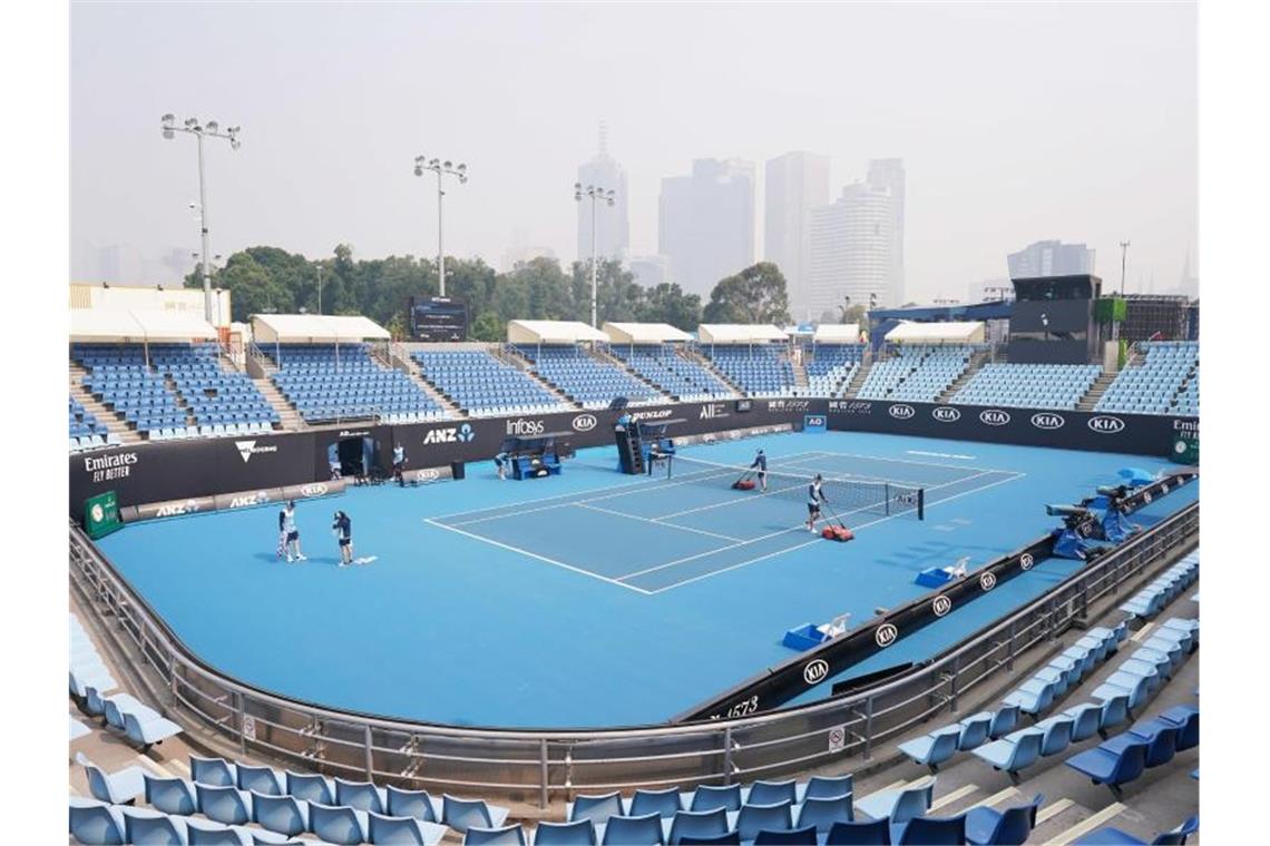 Australian Open: Weitere Verzögerungen wegen schlechter Luft Wegen des Rauchs hatten sich schon am Vortag die ersten Spiele in der Qualifikationsrunde der Australian Open verzögert. Seit Monaten wüten vor allem im Südosten Australiens heftige Buschbrände. Foto: Michael Dodge/AAP/dpa