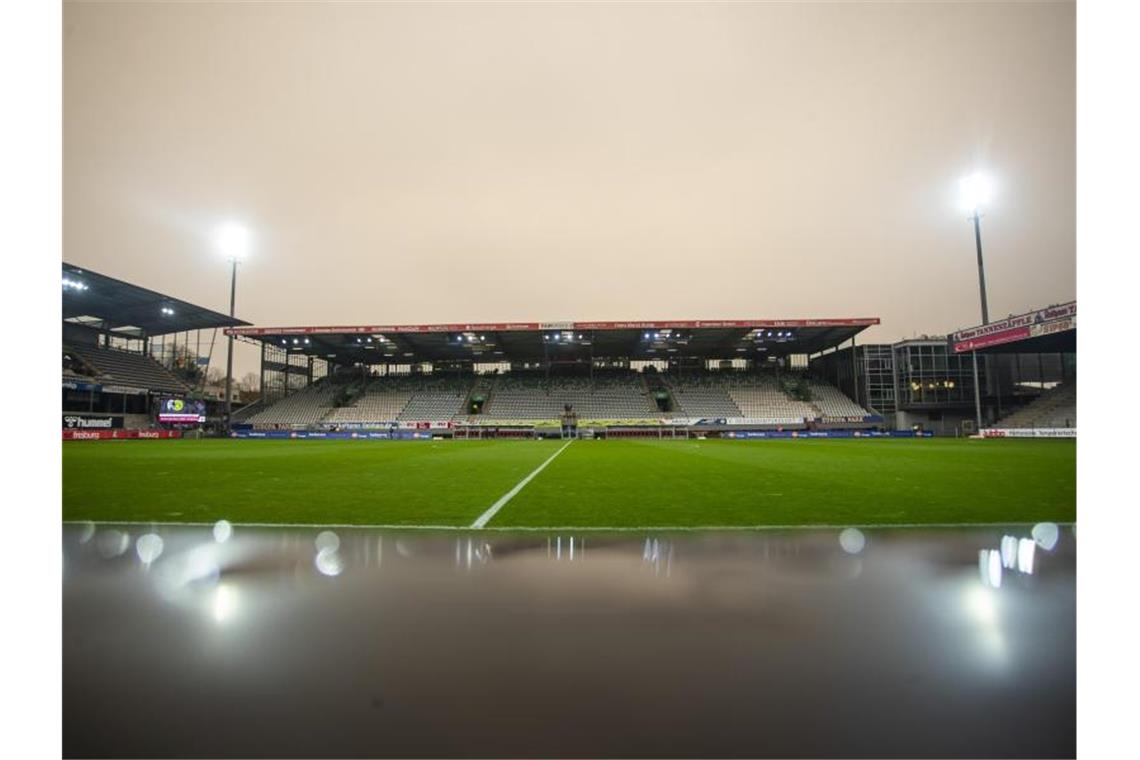 Sahara-Staub taucht den Südwesten in trübes Licht Wegen des Sahara-Staubs ist ein Orange gefärbter Himmel hinter dem Schwarzwald-Stadion zu sehen. Foto: Tom Weller/dpa