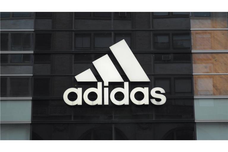 Wegen des Verdachts der Steuerhinterziehung durchsuchten Behördenmitarbeiter der EPPO die Zentrale von Adidas. (Symbolbild)