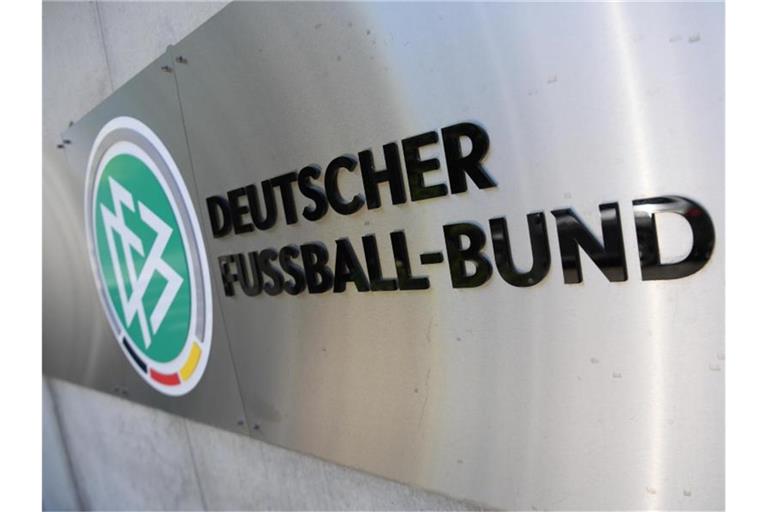 Wegen des Verdachts der Steuerhinterziehung wurden die Geschäftsräume des Deutschen Fußball-Bundes (DFB) sowie Privatwohnungen von DFB-Verantwortlichen durchsucht. Foto: Arne Dedert/dpa