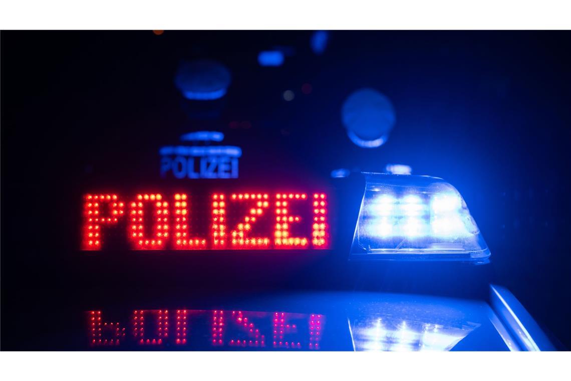 82-Jährige mit Salatschüssel auf dem Kopf erschreckt Mann