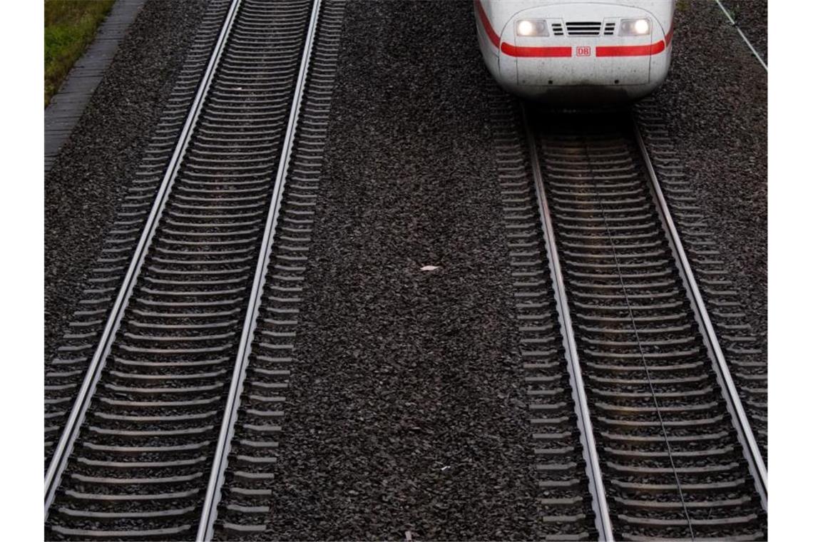 Bahnstrecke wegen Gasleck gesperrt Wegen eines Gasaustritts ist die Bahnstrecke zwischen Mannheim und Frankfurt kurzzeitig gesperrt worden. Foto: Julian Stratenschulte/Archivbild