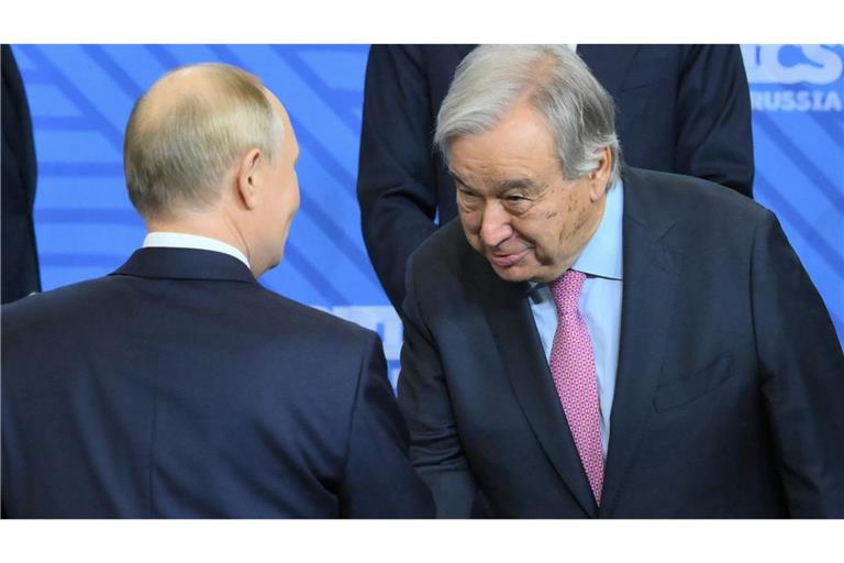 Wegen eines Händedrucks mit Kremlchef Wladimir Putin zieht UN-Generalsekretär Antonio Guterres Kritik auf sich.