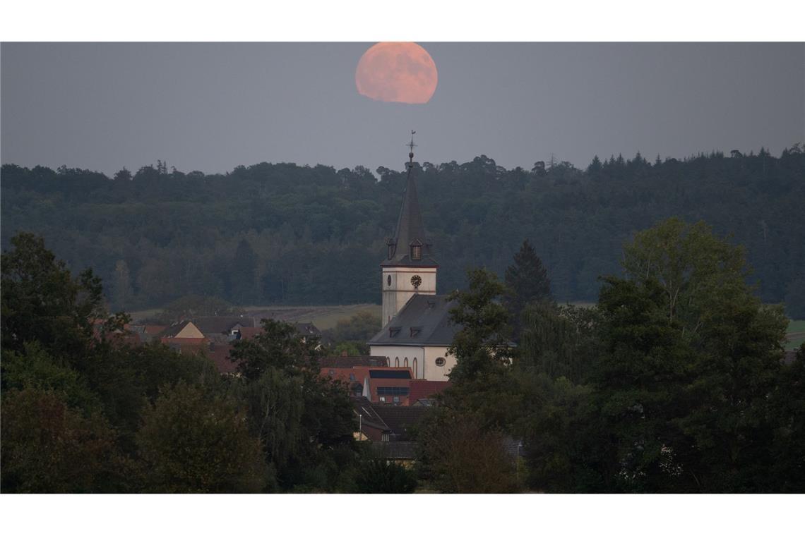 Wegen seiner nicht kreisrunden Umlaufbahn gab es einen Vollmond besonders nah an unserem Heimatplaneten - entsprechend wirkte er ungewöhnlich groß, wie am Abend hier im Taunus.