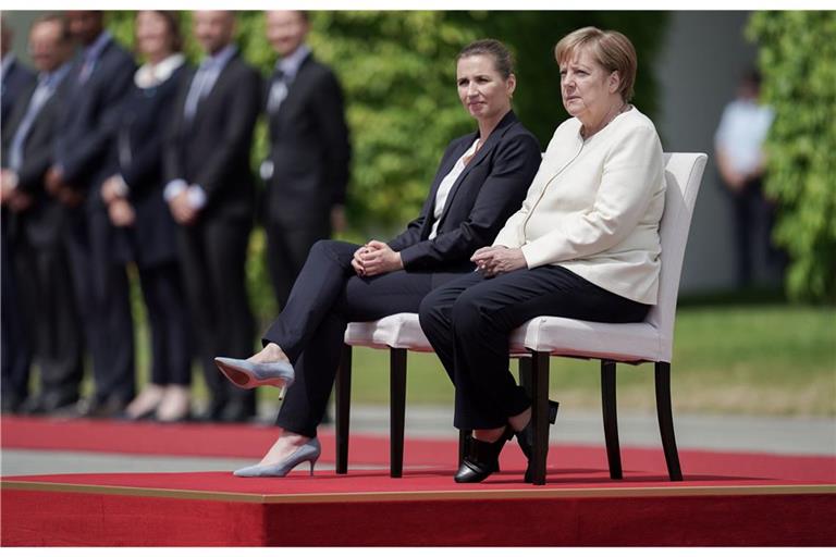 Wegen Zitteranfällen musste Merkel zur Nationalhymne sitzen.