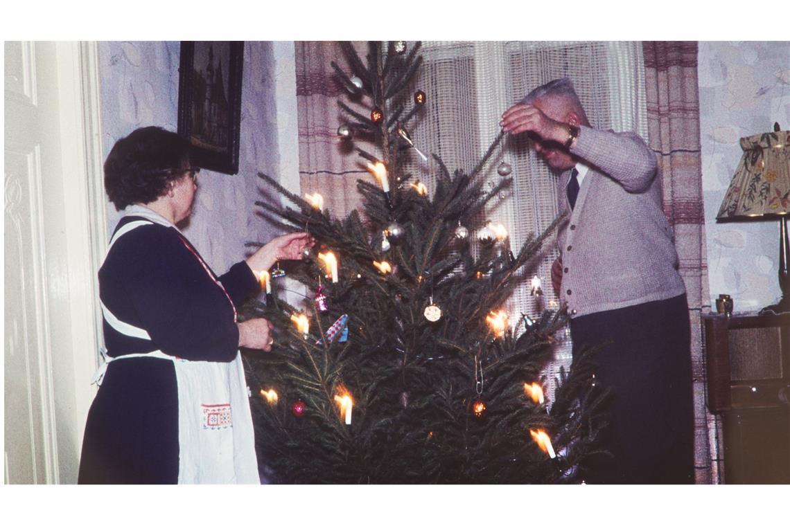 Weihnachten anno 1959: Die Eltern schmücken im trauten Heim gemeinsam den Weihnachtsbaum.