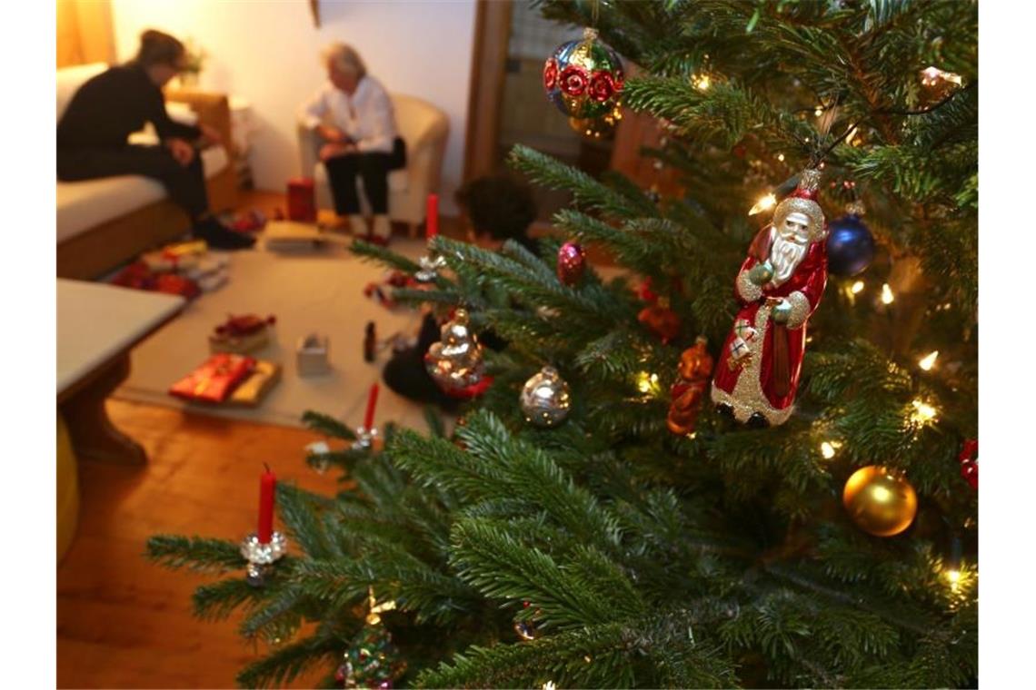 Konsum und Kirchgang zu Weihnachten verlieren an Bedeutung Weihnachten im Kreise der Familie - das bleibt vielen wichtig. Foto: Karl-Josef Hildenbrand/dpa